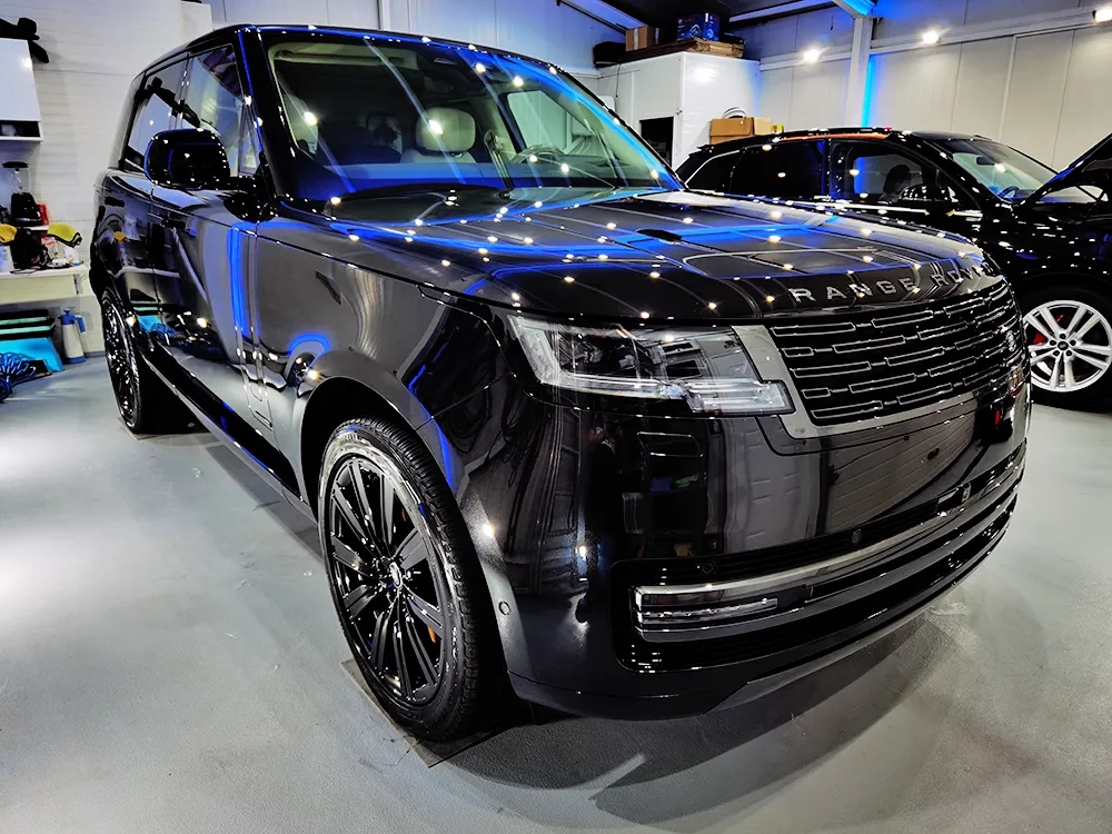 Detailing exterior auto Range Rover negru